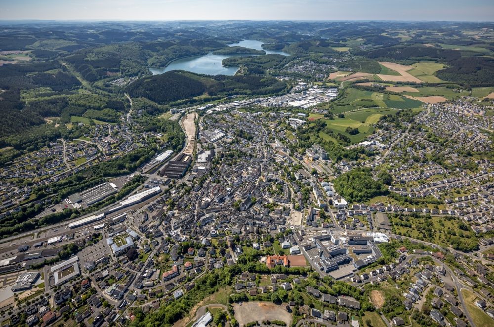 Luftaufnahme Attendorn - Stadtgebiet mit Außenbezirken und Innenstadtbereich in Attendorn im Bundesland Nordrhein-Westfalen, Deutschland