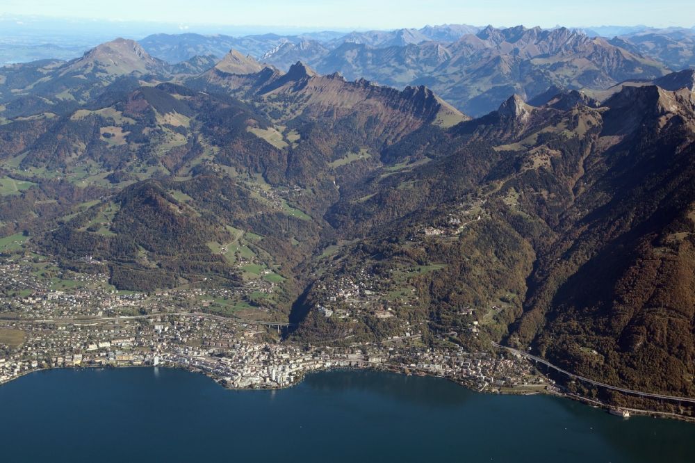 Luftbild Montreux - Stadtgebiet mit Außenbezirken und Innenstadtbereich in Montreux am Genfersee im Kanton Vaud, Schweiz