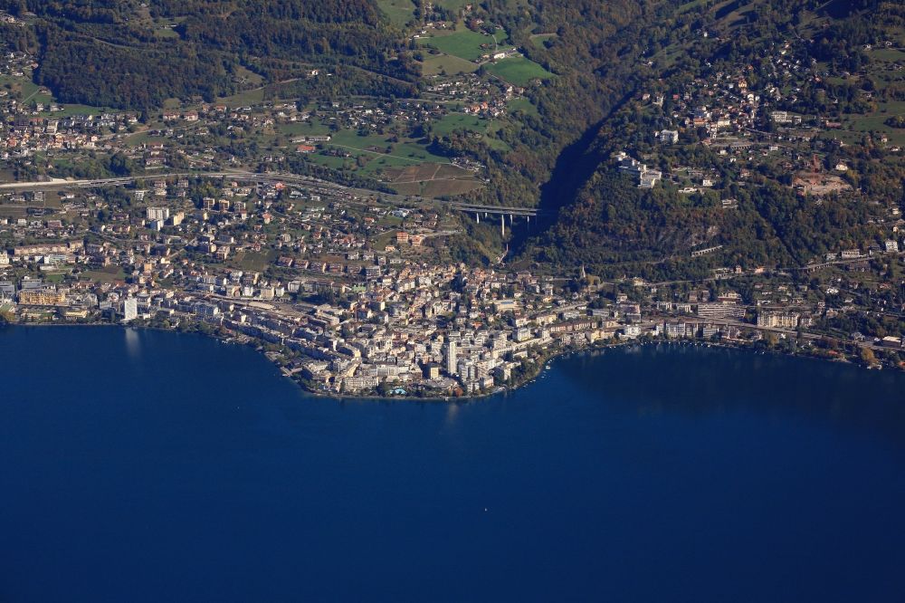 Montreux von oben - Stadtgebiet mit Außenbezirken und Innenstadtbereich in Montreux im Kanton Vaud, Schweiz