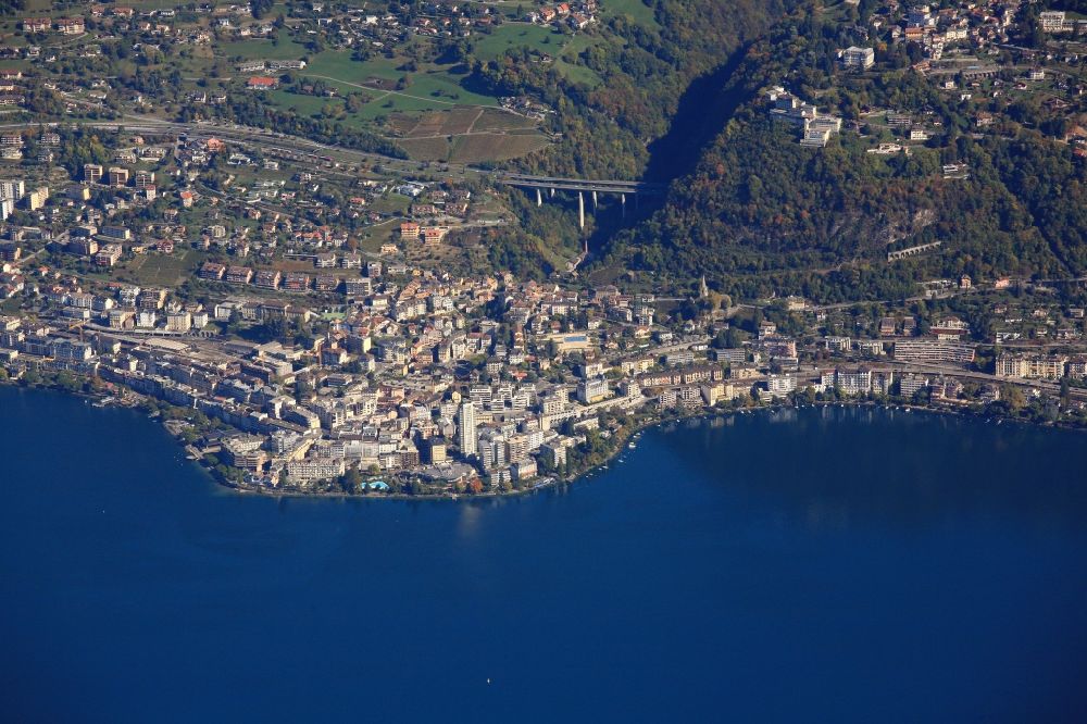 Montreux aus der Vogelperspektive: Stadtgebiet mit Außenbezirken und Innenstadtbereich in Montreux im Kanton Vaud, Schweiz