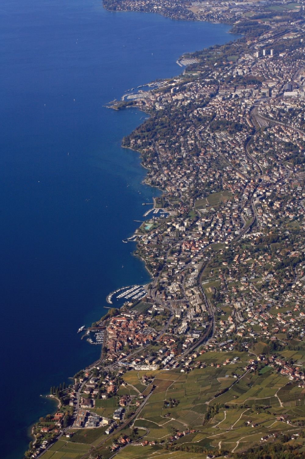 Luftaufnahme Lausanne - Stadtgebiet mit Außenbezirken von Lutry, Paudex und Pully in Lausanne im Kanton Vaud, Schweiz