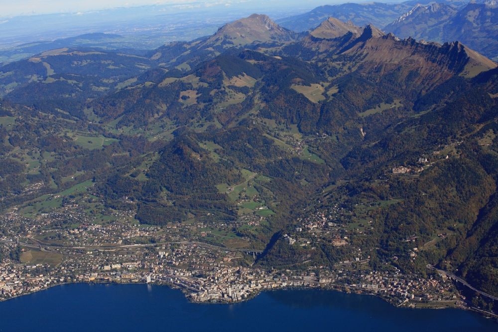 Luftbild Montreux - Stadtgebiet mit Außenbezirken am Rande der Alpen in Montreux im Kanton Vaud, Schweiz