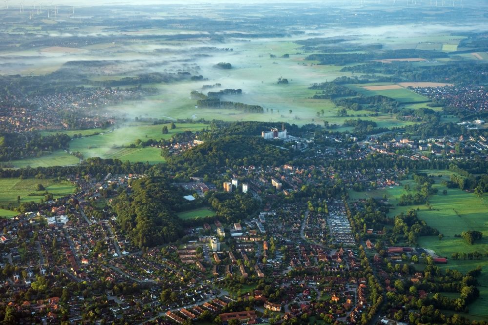 Luftbild Stade - Stadtgebiet Hohenwedel mit Blick in die Schwinge Wiesen im Morgendunst in Stade im Bundesland Niedersachsen, Deutschland
