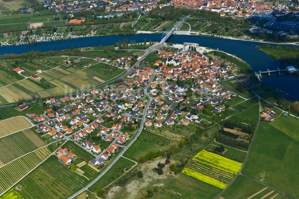 Luftaufnahme Astheim - Stadtgebiet inmitten der Landwirtschaft in Astheim im Bundesland Bayern, Deutschland