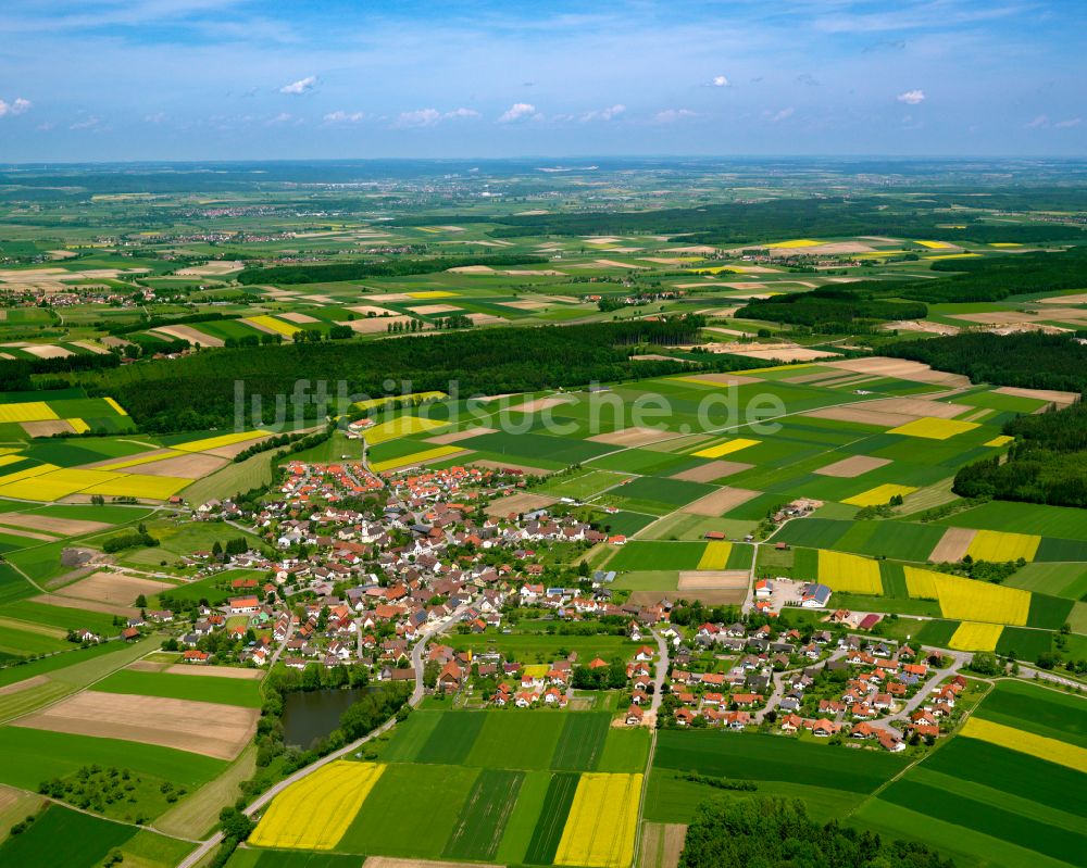 Luftbild Attenweiler - Stadtgebiet inmitten der Landwirtschaft in Attenweiler im Bundesland Baden-Württemberg, Deutschland