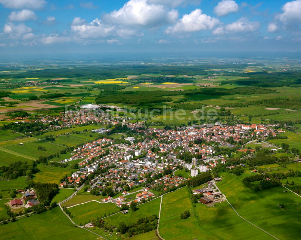 Luftaufnahme Bad Buchau - Stadtgebiet inmitten der Landwirtschaft in Bad Buchau im Bundesland Baden-Württemberg, Deutschland
