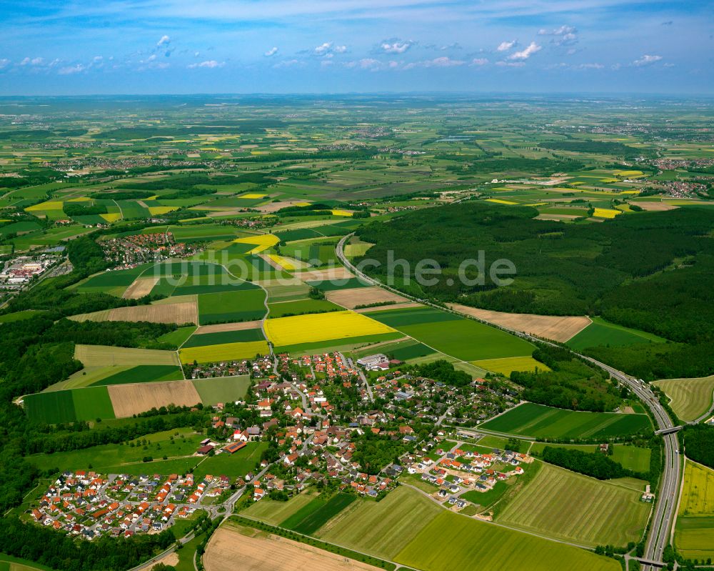 Biberach an der Riß aus der Vogelperspektive: Stadtgebiet inmitten der Landwirtschaft in Biberach an der Riß im Bundesland Baden-Württemberg, Deutschland