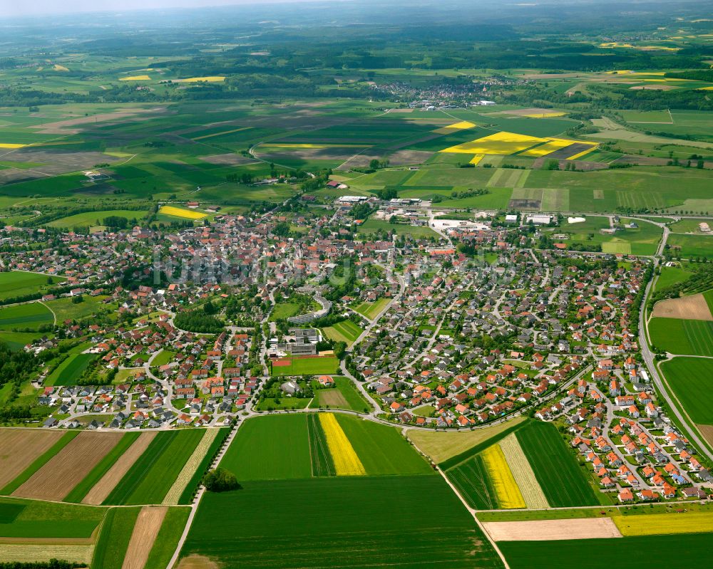 Luftbild Binzwangen - Stadtgebiet inmitten der Landwirtschaft in Binzwangen im Bundesland Baden-Württemberg, Deutschland