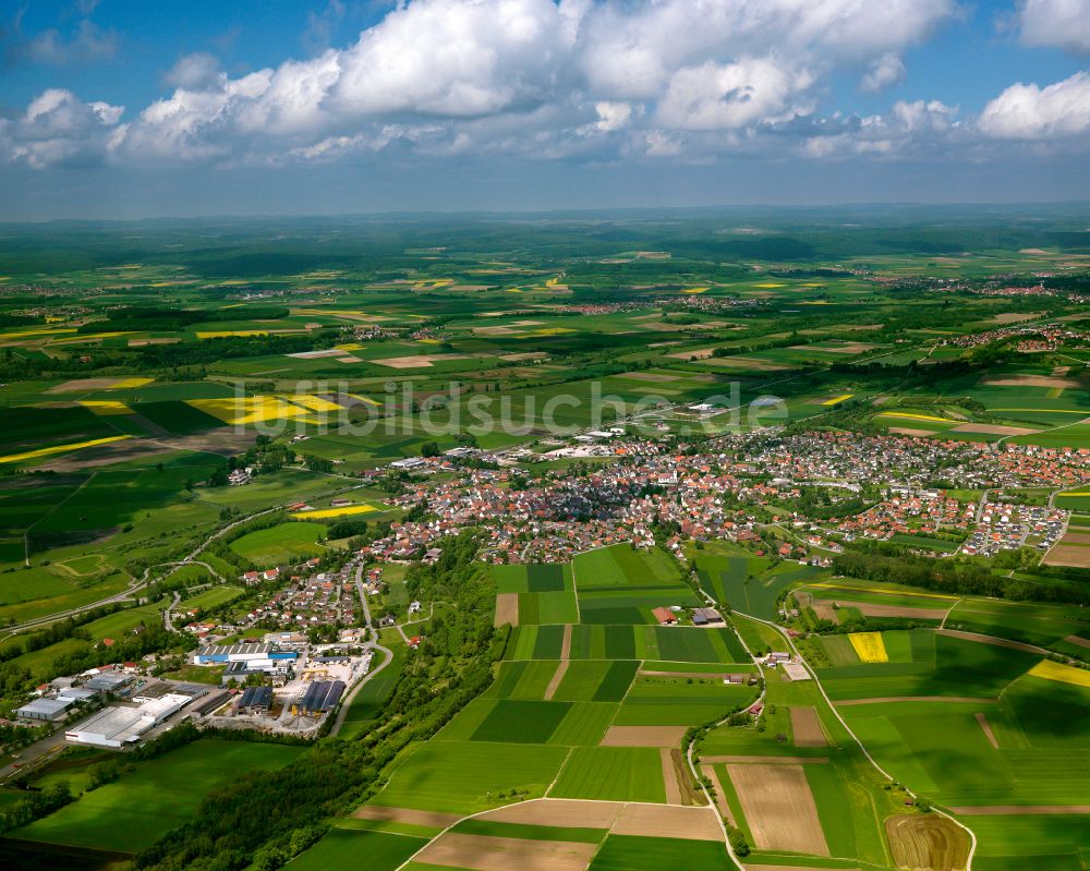 Luftaufnahme Binzwangen - Stadtgebiet inmitten der Landwirtschaft in Binzwangen im Bundesland Baden-Württemberg, Deutschland