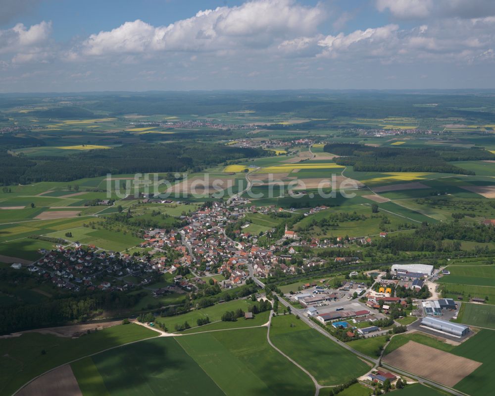 Binzwangen von oben - Stadtgebiet inmitten der Landwirtschaft in Binzwangen im Bundesland Baden-Württemberg, Deutschland