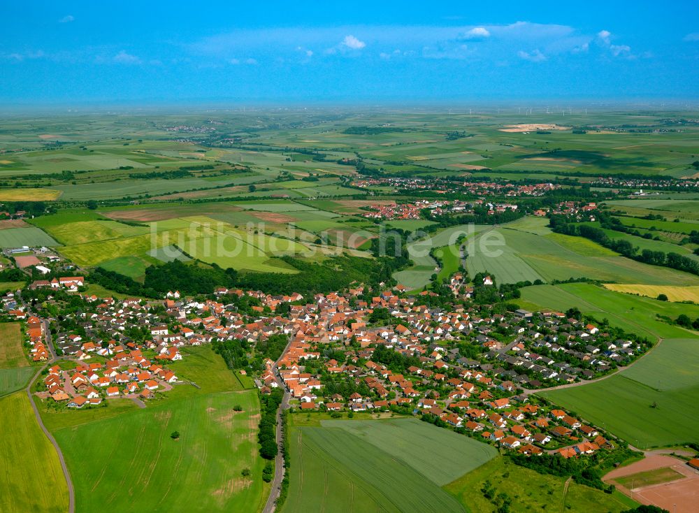Bolanden von oben - Stadtgebiet inmitten der Landwirtschaft in Bolanden im Bundesland Rheinland-Pfalz, Deutschland