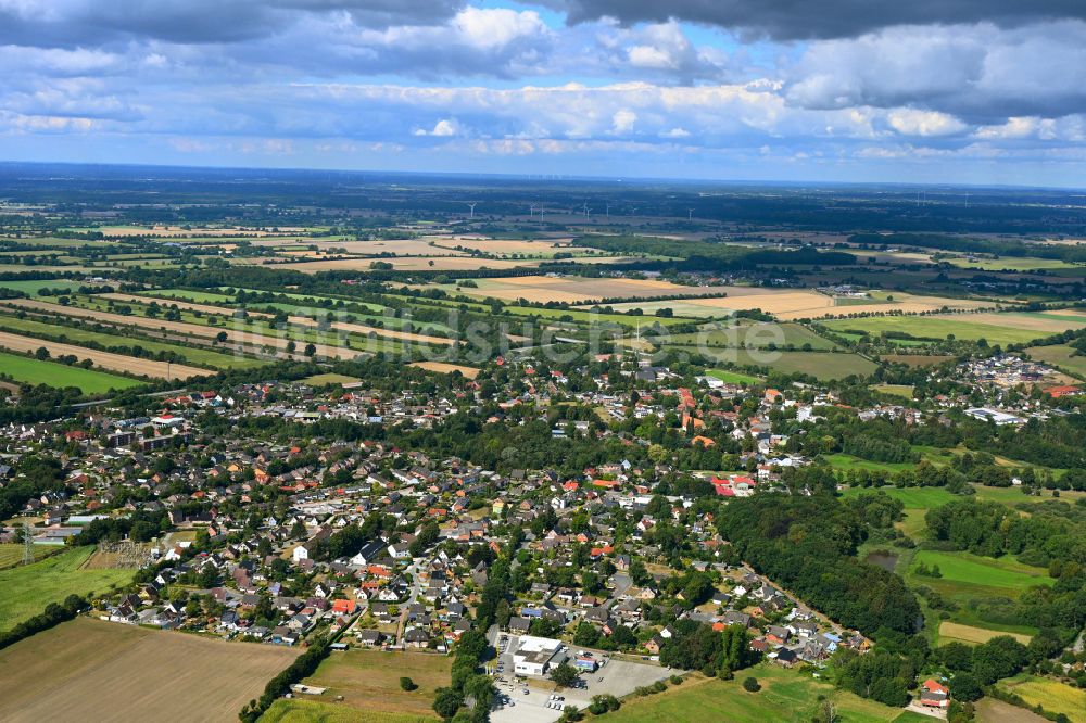 Luftaufnahme Bornhöved - Stadtgebiet inmitten der Landwirtschaft in Bornhöved im Bundesland Schleswig-Holstein, Deutschland
