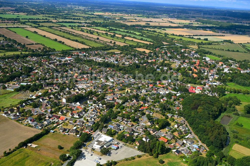 Bornhöved aus der Vogelperspektive: Stadtgebiet inmitten der Landwirtschaft in Bornhöved im Bundesland Schleswig-Holstein, Deutschland