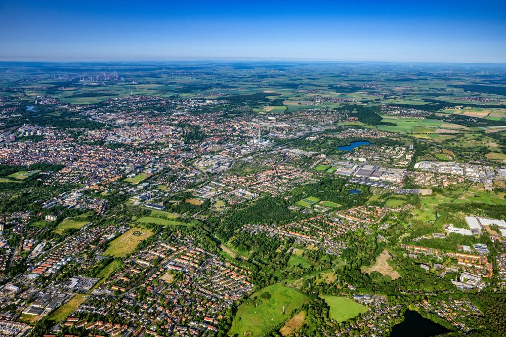 Braunschweig aus der Vogelperspektive: Stadtgebiet inmitten der Landwirtschaft in Braunschweig im Bundesland Niedersachsen, Deutschland