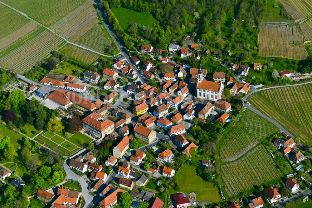 Castell aus der Vogelperspektive: Stadtgebiet inmitten der Landwirtschaft in Castell im Bundesland Bayern, Deutschland