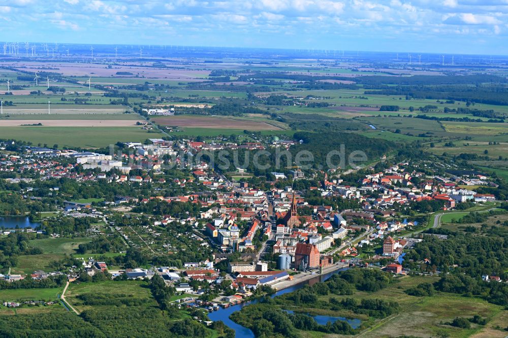 Demmin aus der Vogelperspektive: Stadtgebiet inmitten der Landwirtschaft in Demmin im Bundesland Mecklenburg-Vorpommern, Deutschland