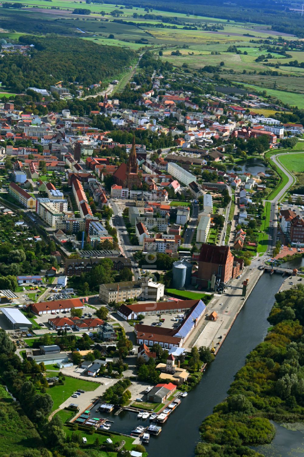 Luftaufnahme Demmin - Stadtgebiet inmitten der Landwirtschaft in Demmin im Bundesland Mecklenburg-Vorpommern, Deutschland