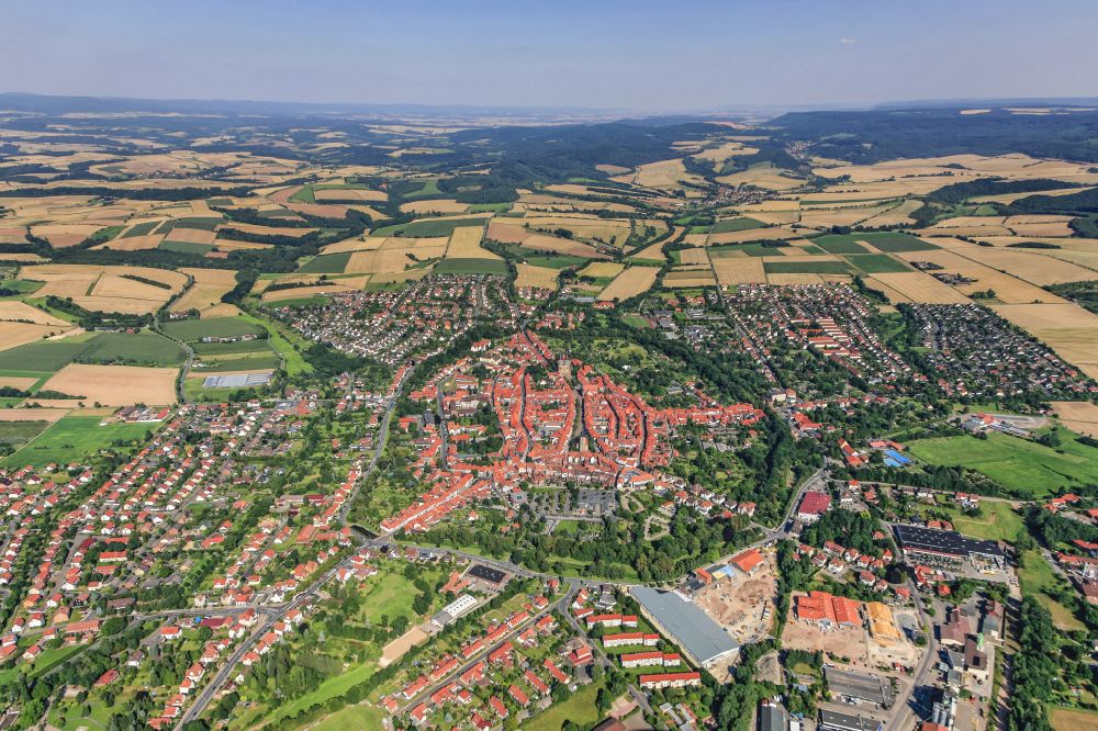 Duderstadt von oben - Stadtgebiet inmitten der Landwirtschaft in Duderstadt im Bundesland Niedersachsen, Deutschland