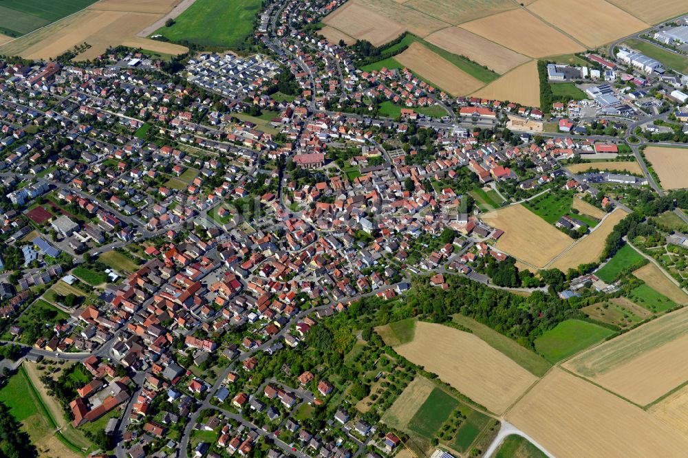 Estenfeld aus der Vogelperspektive: Stadtgebiet inmitten der Landwirtschaft in Estenfeld im Bundesland Bayern, Deutschland
