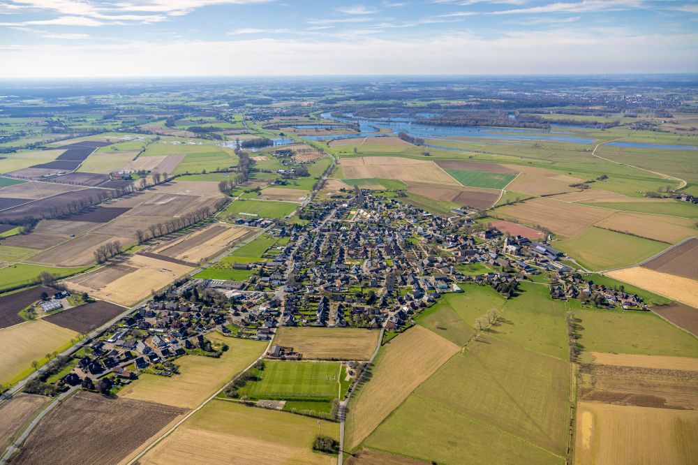 Ginderich aus der Vogelperspektive: Stadtgebiet inmitten der Landwirtschaft in Ginderich im Bundesland Nordrhein-Westfalen, Deutschland