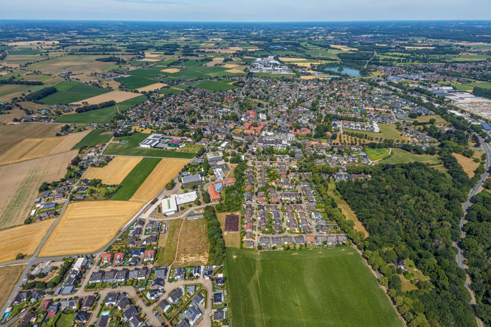 Luftaufnahme Hamminkeln - Stadtgebiet inmitten der Landwirtschaft in Hamminkeln im Bundesland Nordrhein-Westfalen, Deutschland