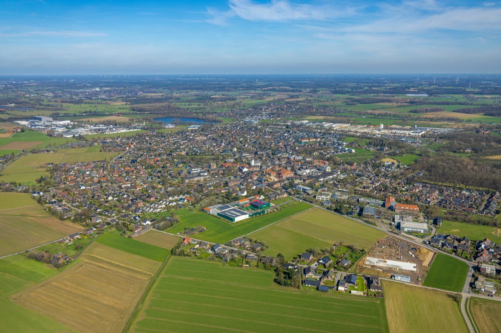 Hamminkeln aus der Vogelperspektive: Stadtgebiet inmitten der Landwirtschaft in Hamminkeln im Bundesland Nordrhein-Westfalen, Deutschland