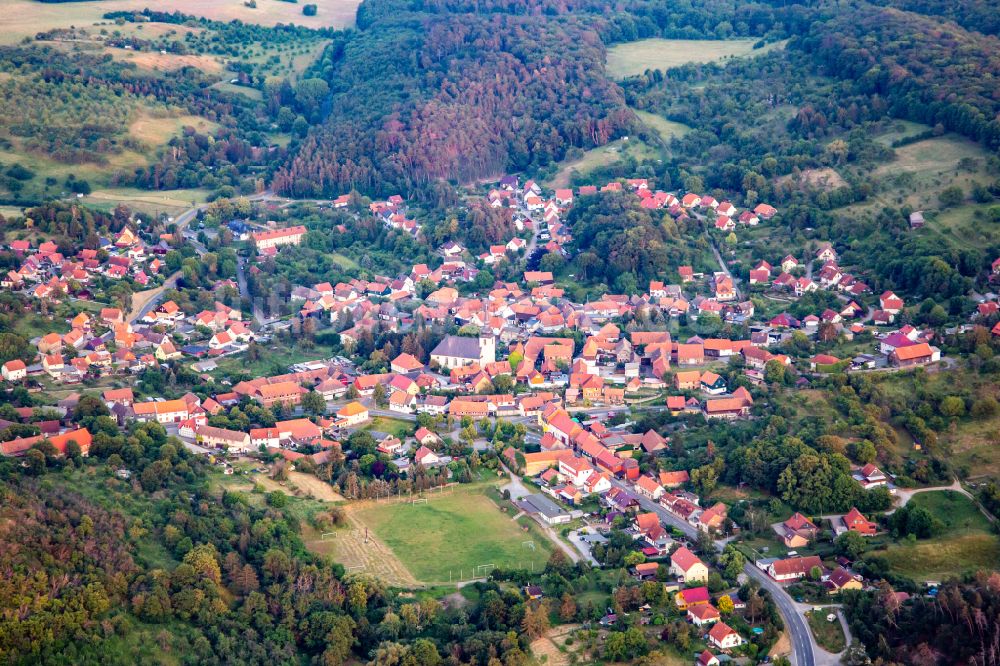Heimburg aus der Vogelperspektive: Stadtgebiet inmitten der Landwirtschaft in Heimburg im Bundesland Sachsen-Anhalt, Deutschland