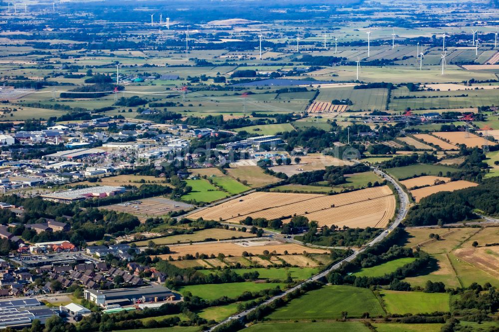 Luftaufnahme Husum - Stadtgebiet inmitten der Landwirtschaft in Husum im Bundesland Schleswig-Holstein, Deutschland