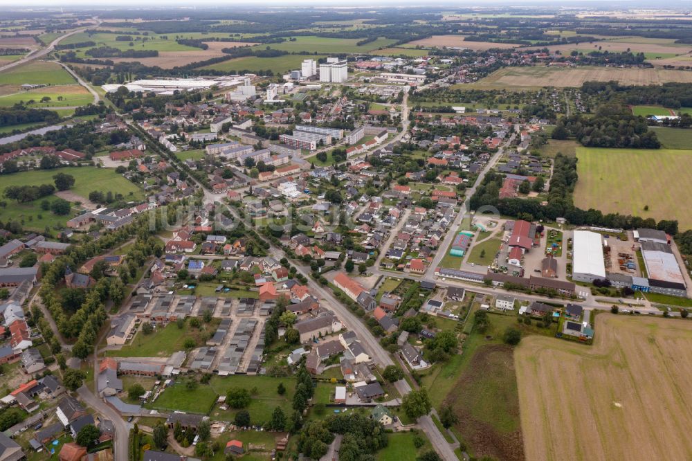 Karstädt von oben - Stadtgebiet inmitten der Landwirtschaft in Karstädt im Bundesland Brandenburg, Deutschland