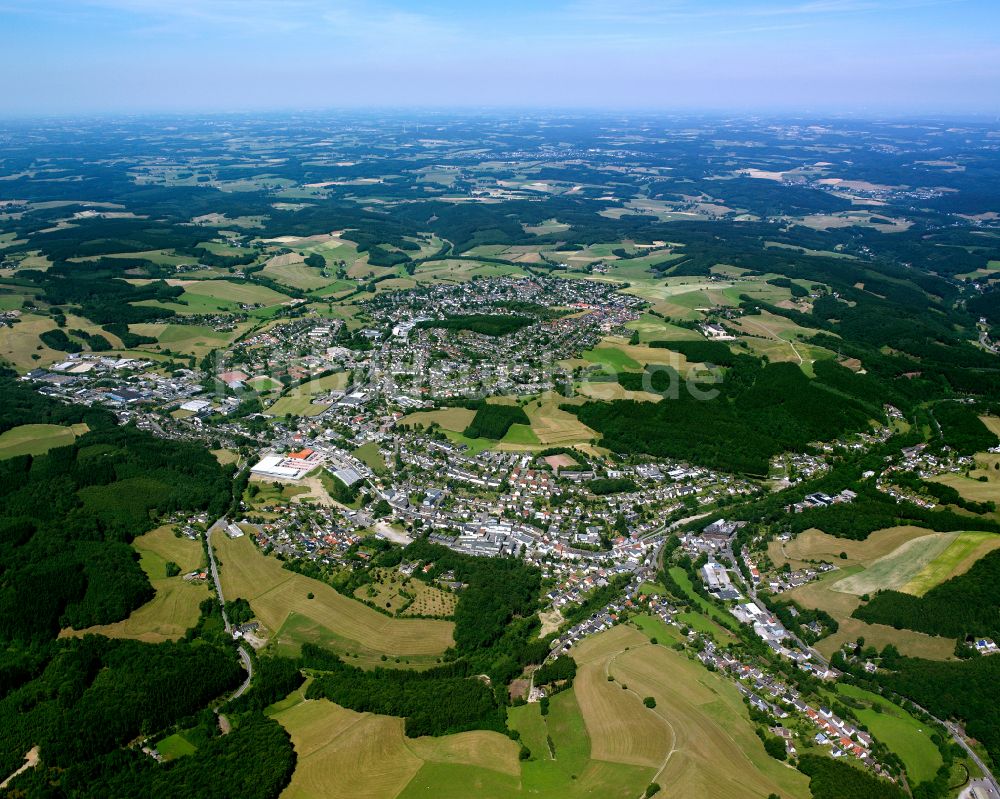 Luftaufnahme Kierspe - Stadtgebiet inmitten der Landwirtschaft in Kierspe im Bundesland Nordrhein-Westfalen, Deutschland