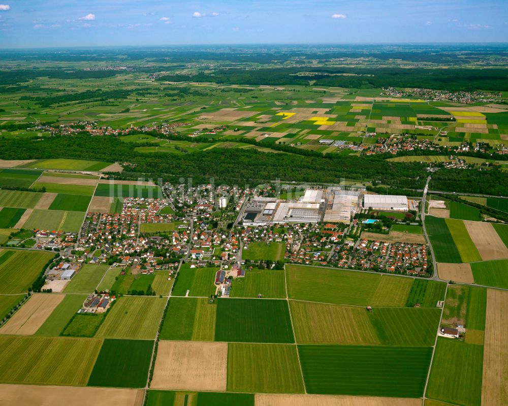 Luftbild Kirchdorf an der Iller - Stadtgebiet inmitten der Landwirtschaft in Kirchdorf an der Iller im Bundesland Baden-Württemberg, Deutschland