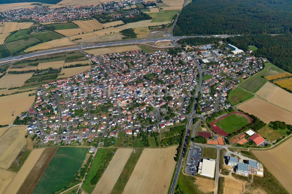 Kist von oben - Stadtgebiet inmitten der Landwirtschaft in Kist im Bundesland Bayern, Deutschland