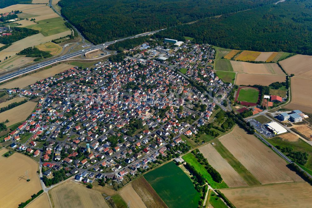 Kist aus der Vogelperspektive: Stadtgebiet inmitten der Landwirtschaft in Kist im Bundesland Bayern, Deutschland
