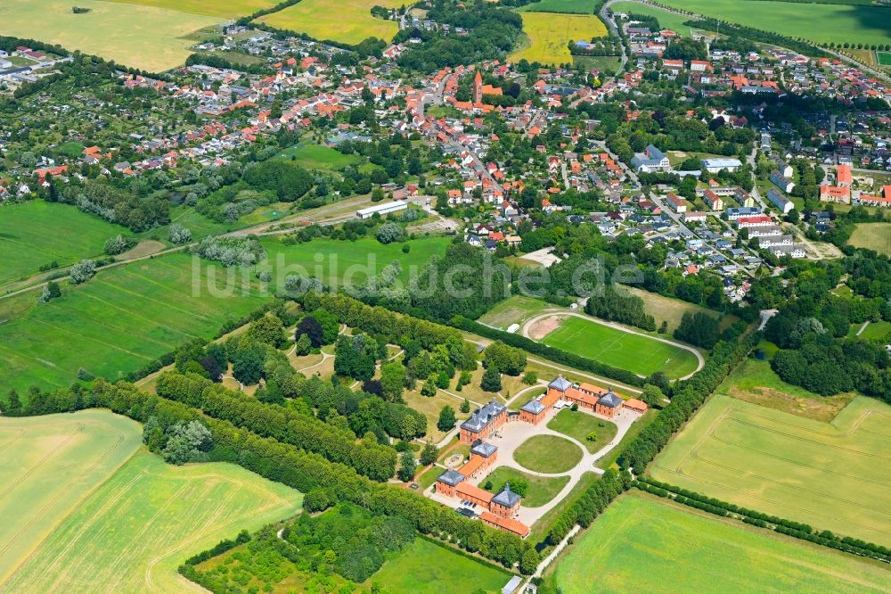 Luftaufnahme Klütz - Stadtgebiet inmitten der Landwirtschaft in Klütz im Bundesland Mecklenburg-Vorpommern, Deutschland