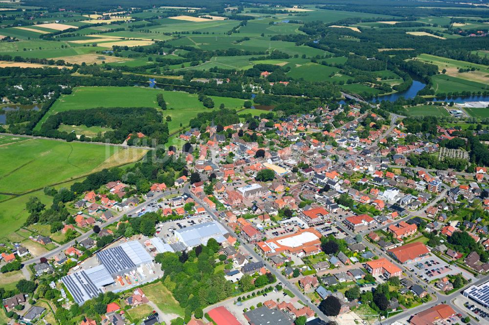 Lathen von oben - Stadtgebiet inmitten der Landwirtschaft in Lathen im Bundesland Niedersachsen, Deutschland