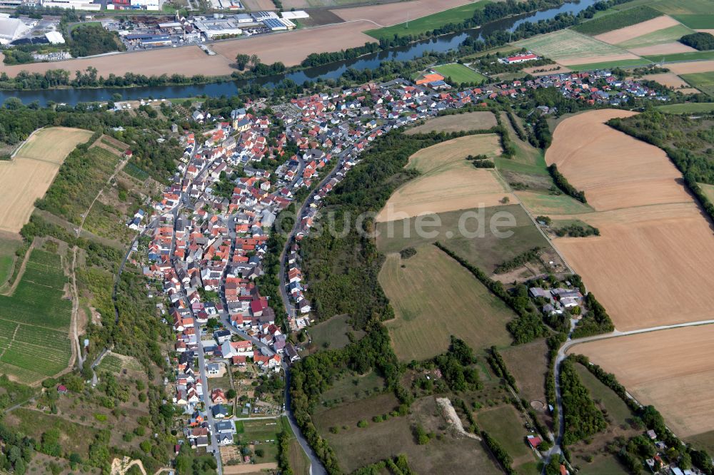 Laudenbach von oben - Stadtgebiet inmitten der Landwirtschaft in Laudenbach im Bundesland Bayern, Deutschland
