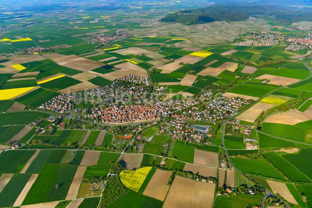 Mainbernheim aus der Vogelperspektive: Stadtgebiet inmitten der Landwirtschaft in Mainbernheim im Bundesland Bayern, Deutschland