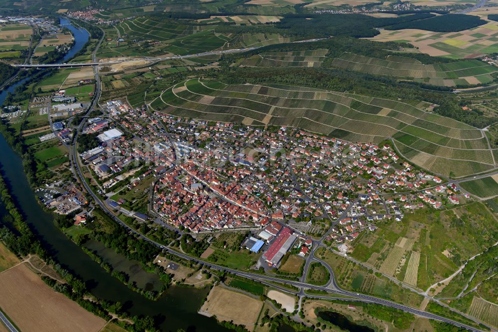 Mainmühle aus der Vogelperspektive: Stadtgebiet inmitten der Landwirtschaft in Mainmühle im Bundesland Bayern, Deutschland