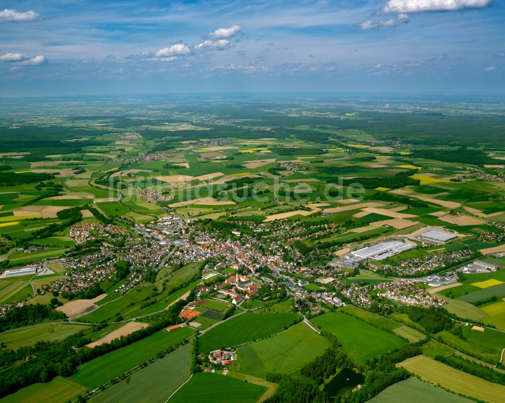 Ochsenhausen von oben - Stadtgebiet inmitten der Landwirtschaft in Ochsenhausen im Bundesland Baden-Württemberg, Deutschland