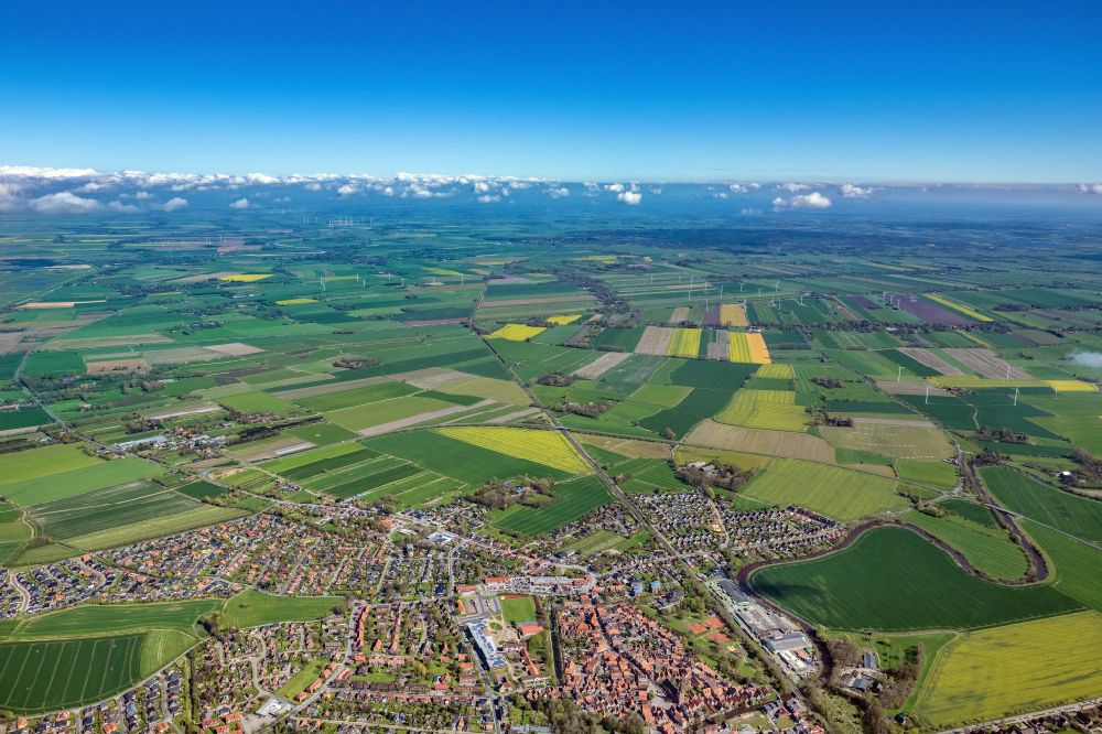 Otterndorf aus der Vogelperspektive: Stadtgebiet inmitten der Landwirtschaft in Otterndorf im Bundesland Niedersachsen, Deutschland