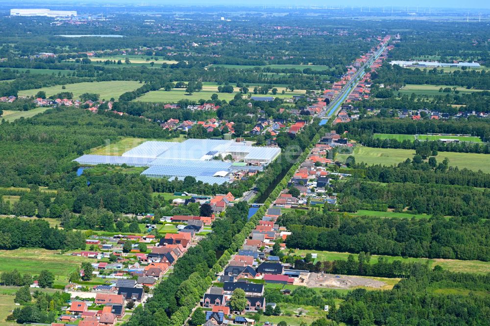 Luftaufnahme Papenburg - Stadtgebiet inmitten der Landwirtschaft in Papenburg im Bundesland Niedersachsen, Deutschland