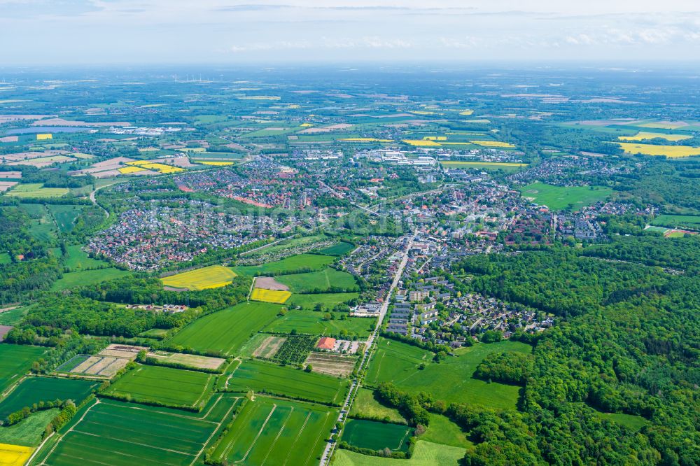 Luftaufnahme Schwarzenbek - Stadtgebiet inmitten der Landwirtschaft in Schwarzenbek im Bundesland Schleswig-Holstein, Deutschland