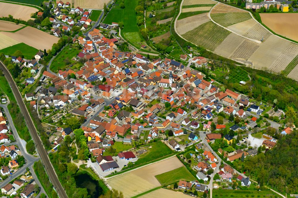 Luftaufnahme Sickershausen - Stadtgebiet inmitten der Landwirtschaft in Sickershausen im Bundesland Bayern, Deutschland