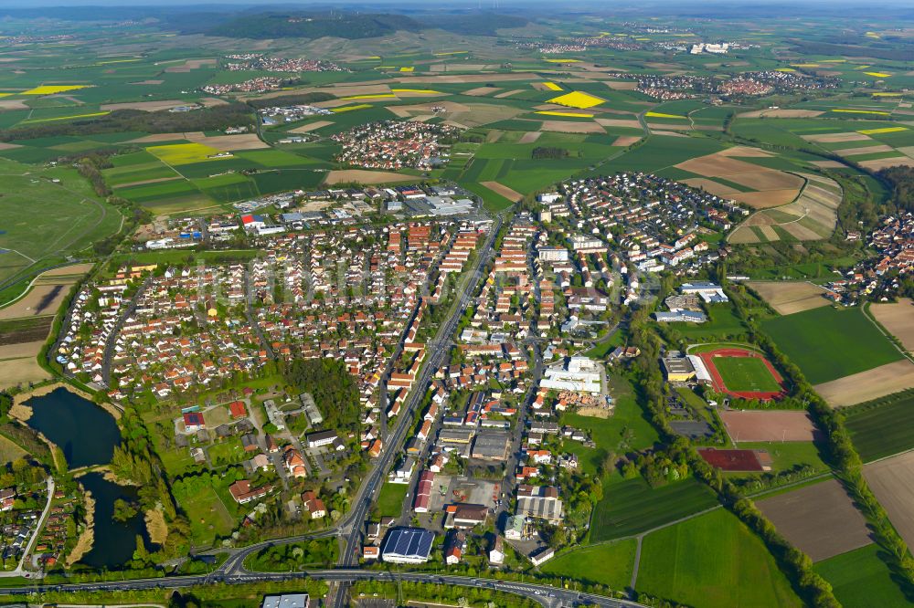 Siedlung aus der Vogelperspektive: Stadtgebiet inmitten der Landwirtschaft in Siedlung im Bundesland Bayern, Deutschland