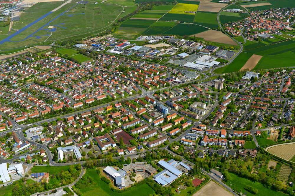 Luftaufnahme Siedlung - Stadtgebiet inmitten der Landwirtschaft in Siedlung im Bundesland Bayern, Deutschland