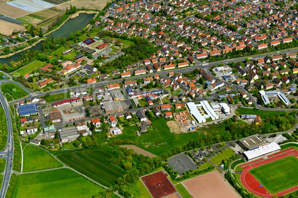 Siedlung von oben - Stadtgebiet inmitten der Landwirtschaft in Siedlung im Bundesland Bayern, Deutschland