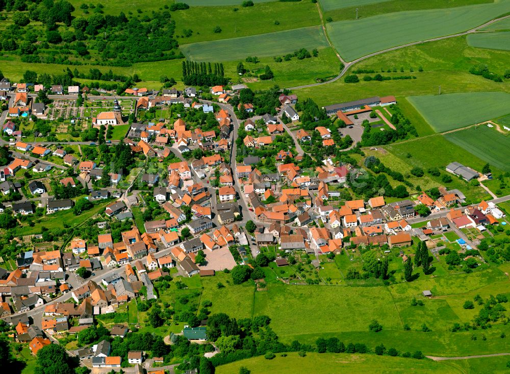 Luftaufnahme Sippersfeld - Stadtgebiet inmitten der Landwirtschaft in Sippersfeld im Bundesland Rheinland-Pfalz, Deutschland