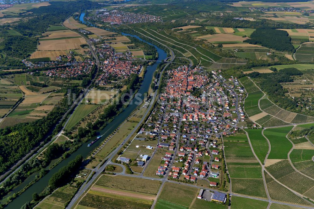 Luftaufnahme Sommerhausen - Stadtgebiet inmitten der Landwirtschaft in Sommerhausen im Bundesland Bayern, Deutschland