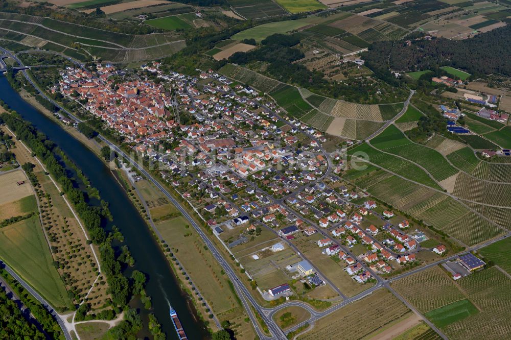 Sommerhausen von oben - Stadtgebiet inmitten der Landwirtschaft in Sommerhausen im Bundesland Bayern, Deutschland