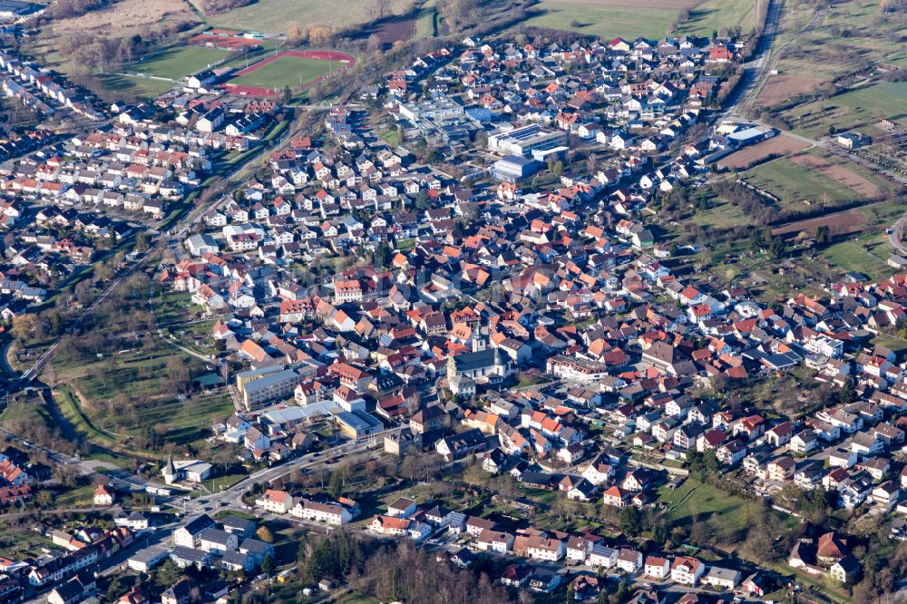 Ubstadt-Weiher von oben - Stadtgebiet inmitten der Landwirtschaft in Ubstadt-Weiher im Bundesland Baden-Württemberg, Deutschland